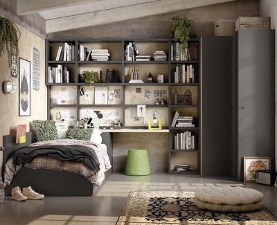 Habitación con compacta con nido elevable, escritorio con estanterías y armario de rincón