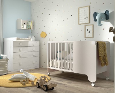 Habitación bebé con cuna, cómoda y armario