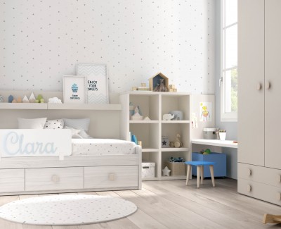 Habitación infantil con cama compacta, escritorio, armario y estantería