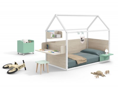 Habitación infantil con cama casita, escritorio con taburete, mesita de noche, cubo de almacenaje, y juguetero