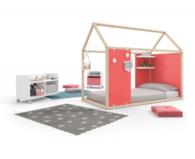 Habitación infantil con cama casita con estantes, colgadores, y 2 modúlos con estantes