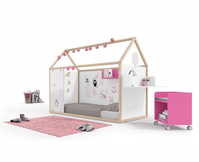 Habitación infantil con cama casita con paneles magnéticos y de velleda, escritorio y estanterías