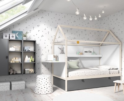 Habitación con cama casita nido, estantes revisteros, escritorio y estantería con 9 huecos
