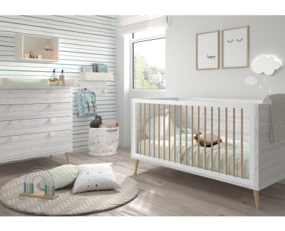 Cuna con patas de madera convertible en cama infantil