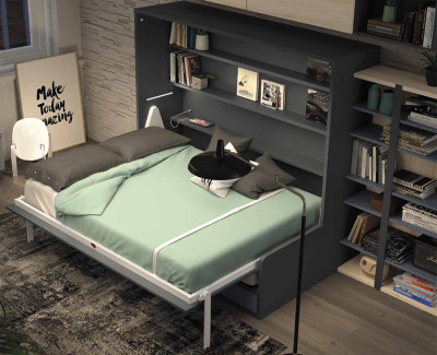 Dormitorio senior con cama abatible con sofá, mueble TV y librería