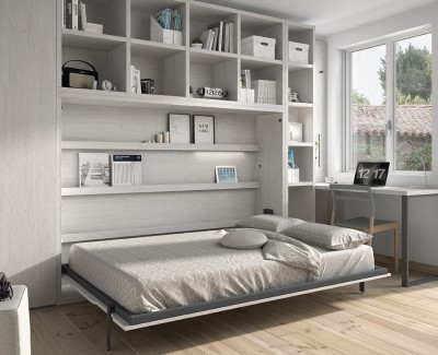 Habitación con cama abatible con estantería, armario y escritorio