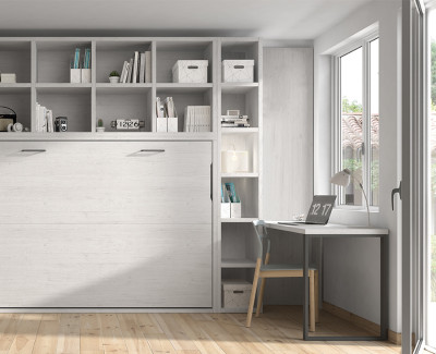 Habitación con cama abatible con estantería, armario y escritorio