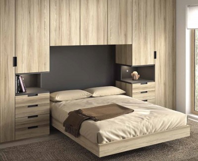 Dormitorio adulto con armarios, mesitas de noche y cómoda