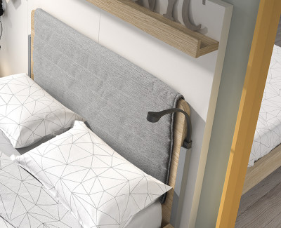 Dormitorio con cama doble, con paneles con estantes revisteros, colgadores y cajones