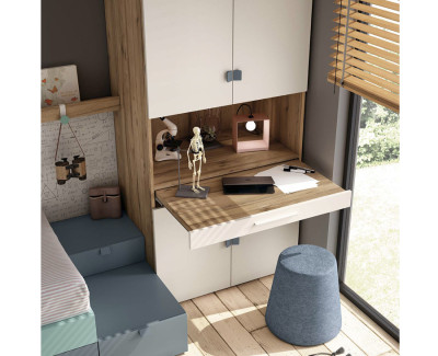 Habitación con cama compacta con cajones y escalera, y armario con escritorio extraíble