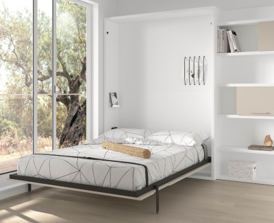 Dormitorio juvenil con cama abatible vertical y estantería