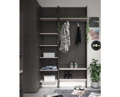 Habitación con cama alta con escritorio y armario con estanterías