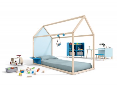 Habitación infantil con cama casita con escritorio, taburete, estantería y colgadores