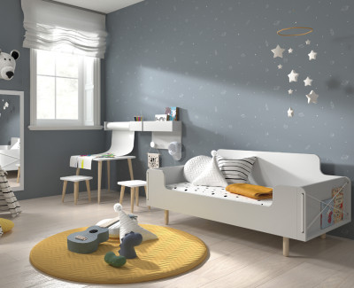Cuna convertible en cama infantil con estante revistero integrado