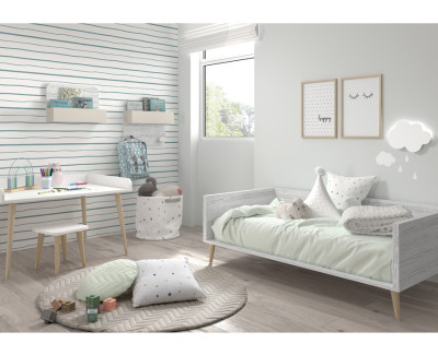 Cuna con patas de madera convertible en cama infantil