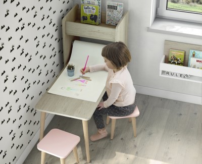 Mesa infantil con estantería y rollo de papel